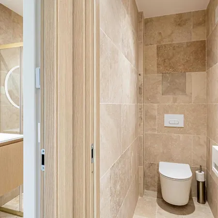 Spacious A C 2br 4p شقة *