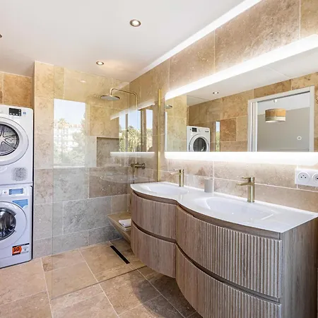 Spacious A C 2br 4p *