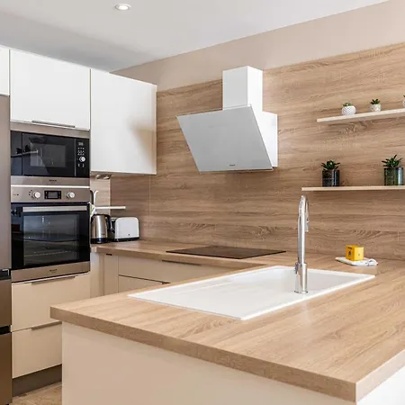 Spacious A C 2br 4p *